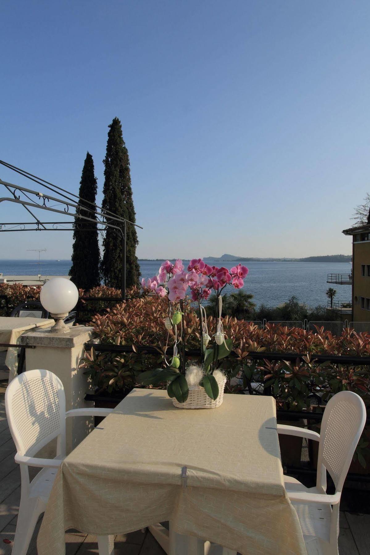 Hotel Aquavite Gardone Riviera Exterior photo