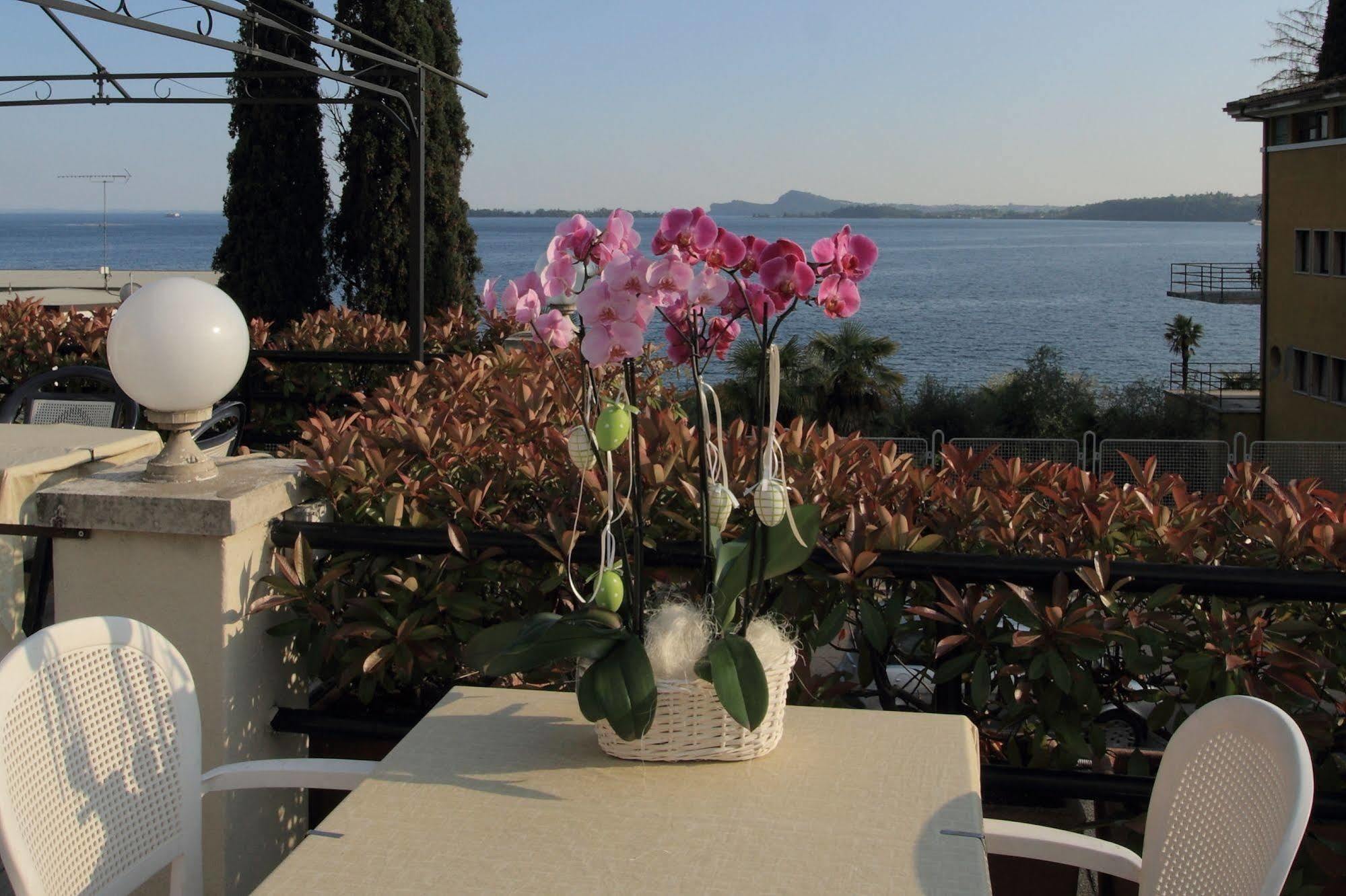 Hotel Aquavite Gardone Riviera Exterior photo